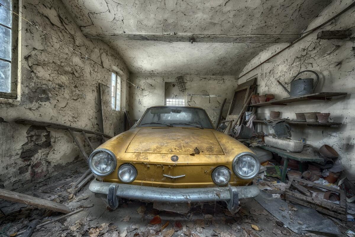 Старинный заброшенный автомобиль в гараже