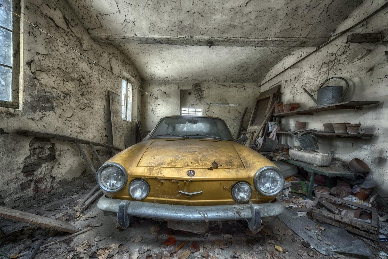 Бесплатное фото Старинный заброшенный автомобиль в гараже