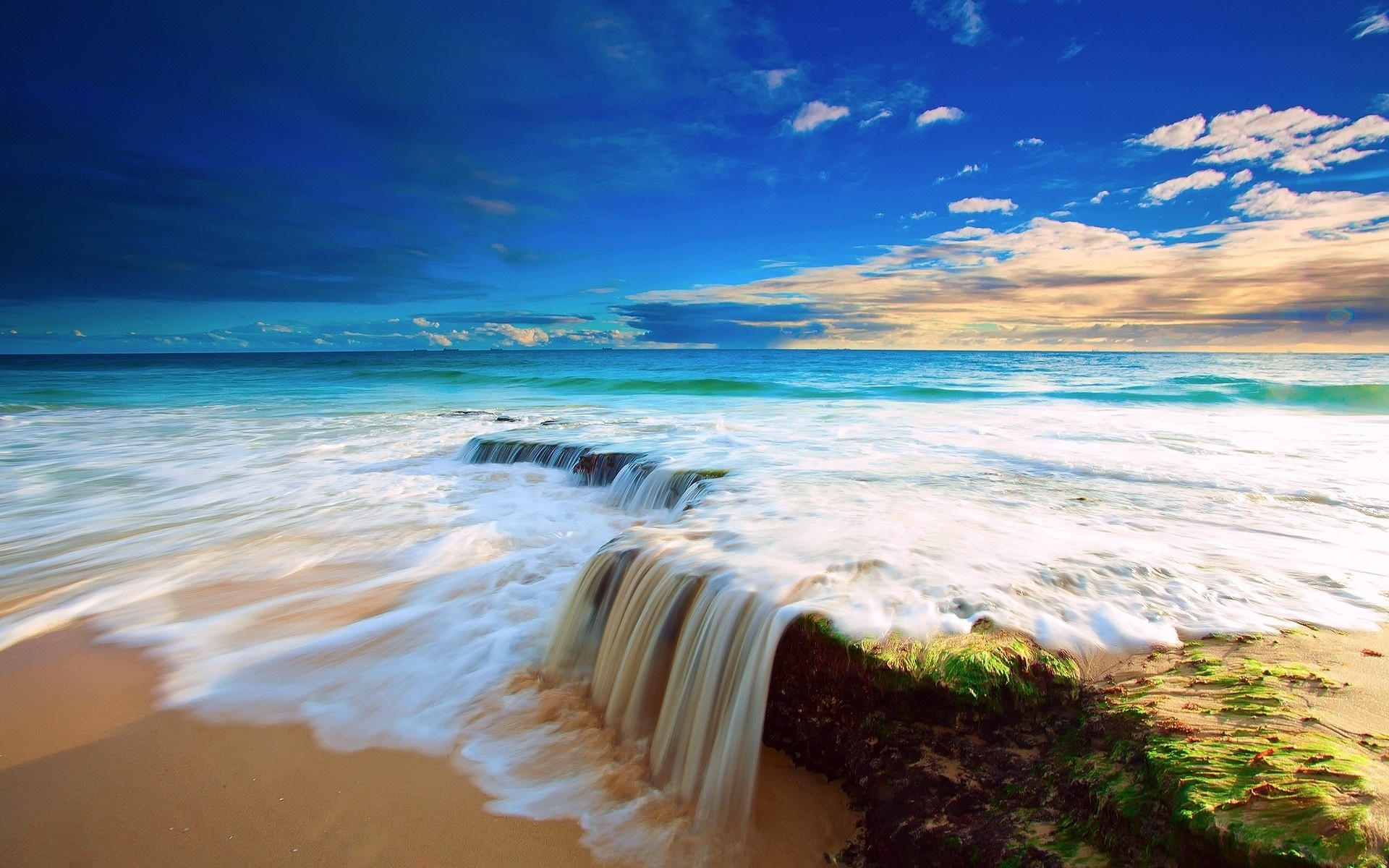 Бесплатное фото Водопад на берегу океана
