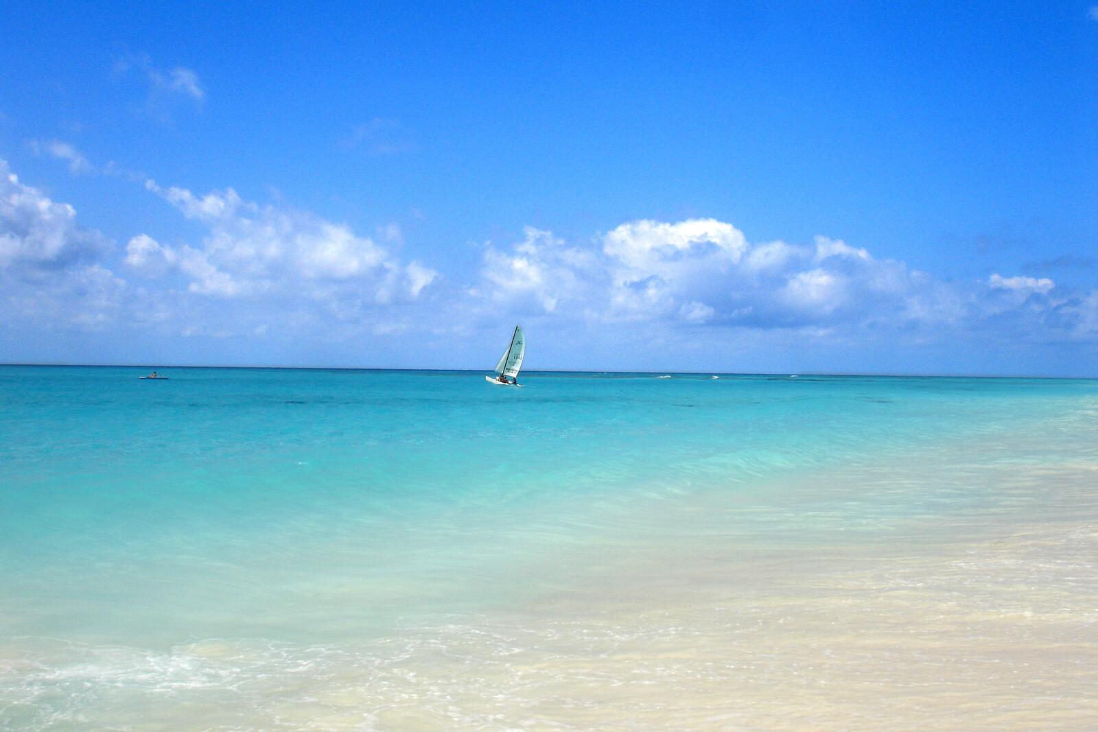 Бесплатное фото Парусник на море с голубой водой
