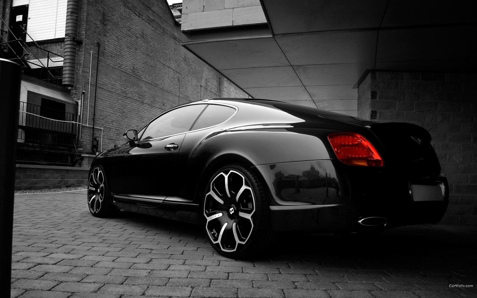 Free photo A black Bentley on cool rims.