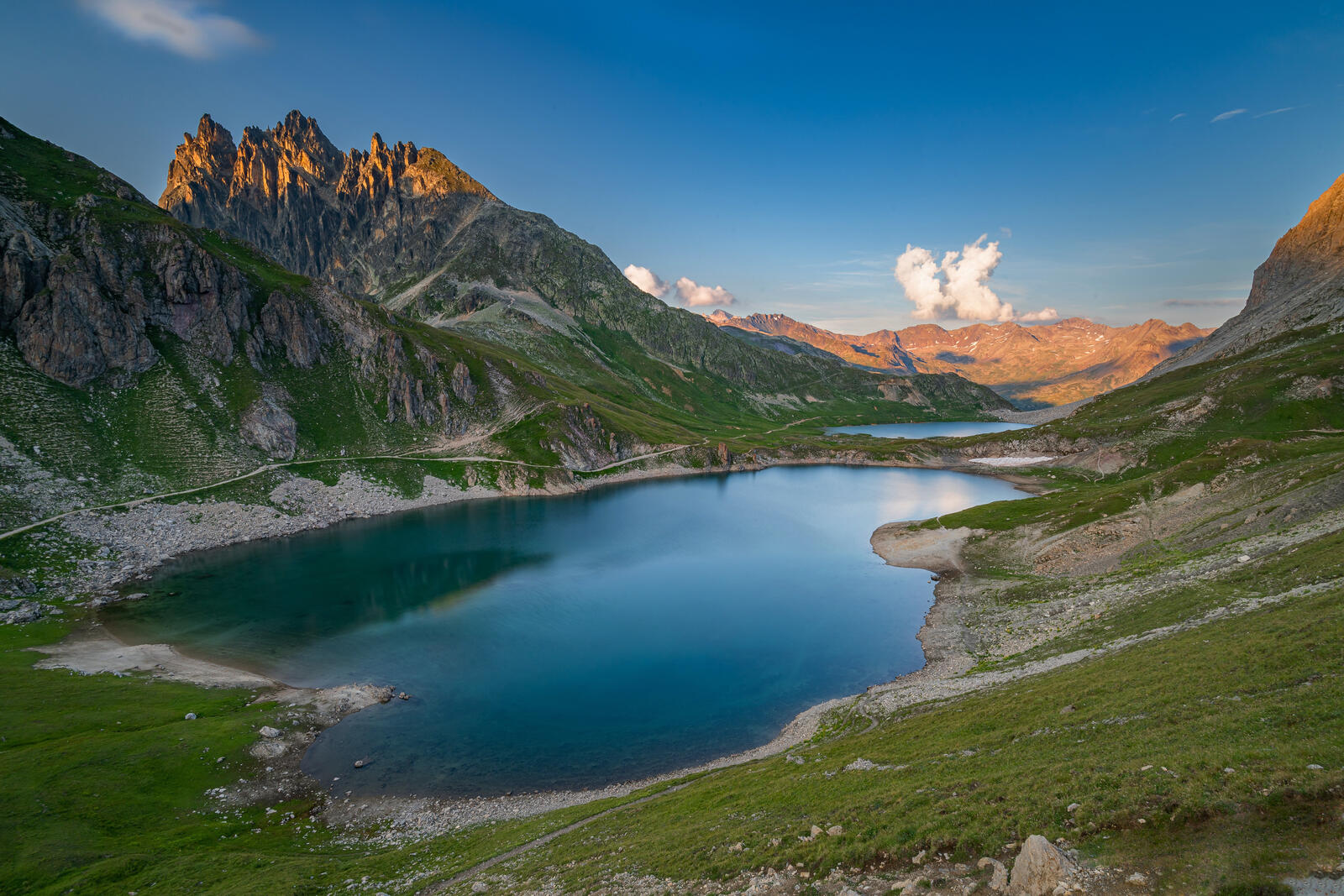 Бесплатное фото Маленькое озеро в горах Франции