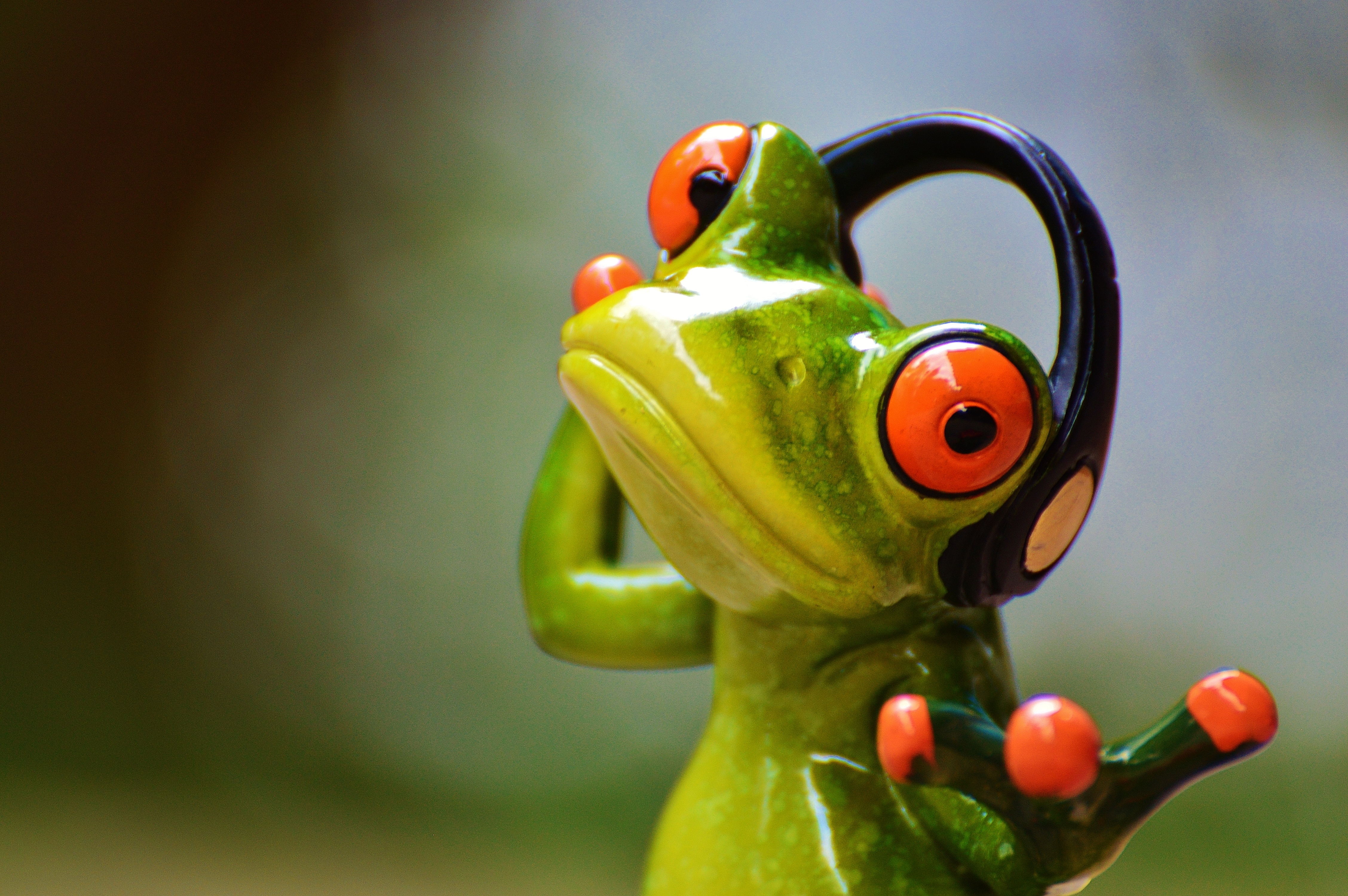 带耳机的绿瓷青蛙