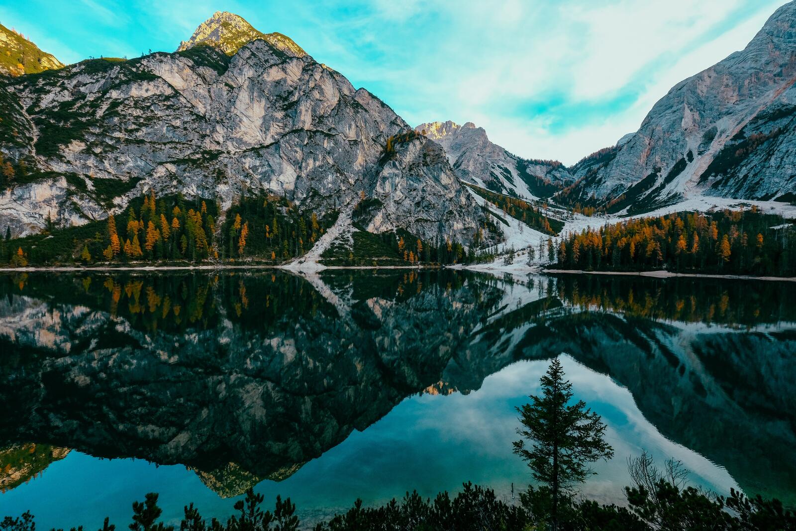 Бесплатное фото Озеро с красивым пейзажем в Канаде