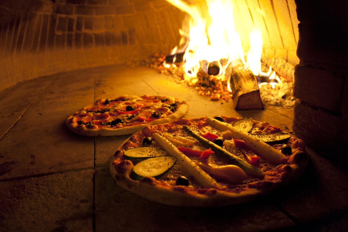 在篝火上烹制的披萨