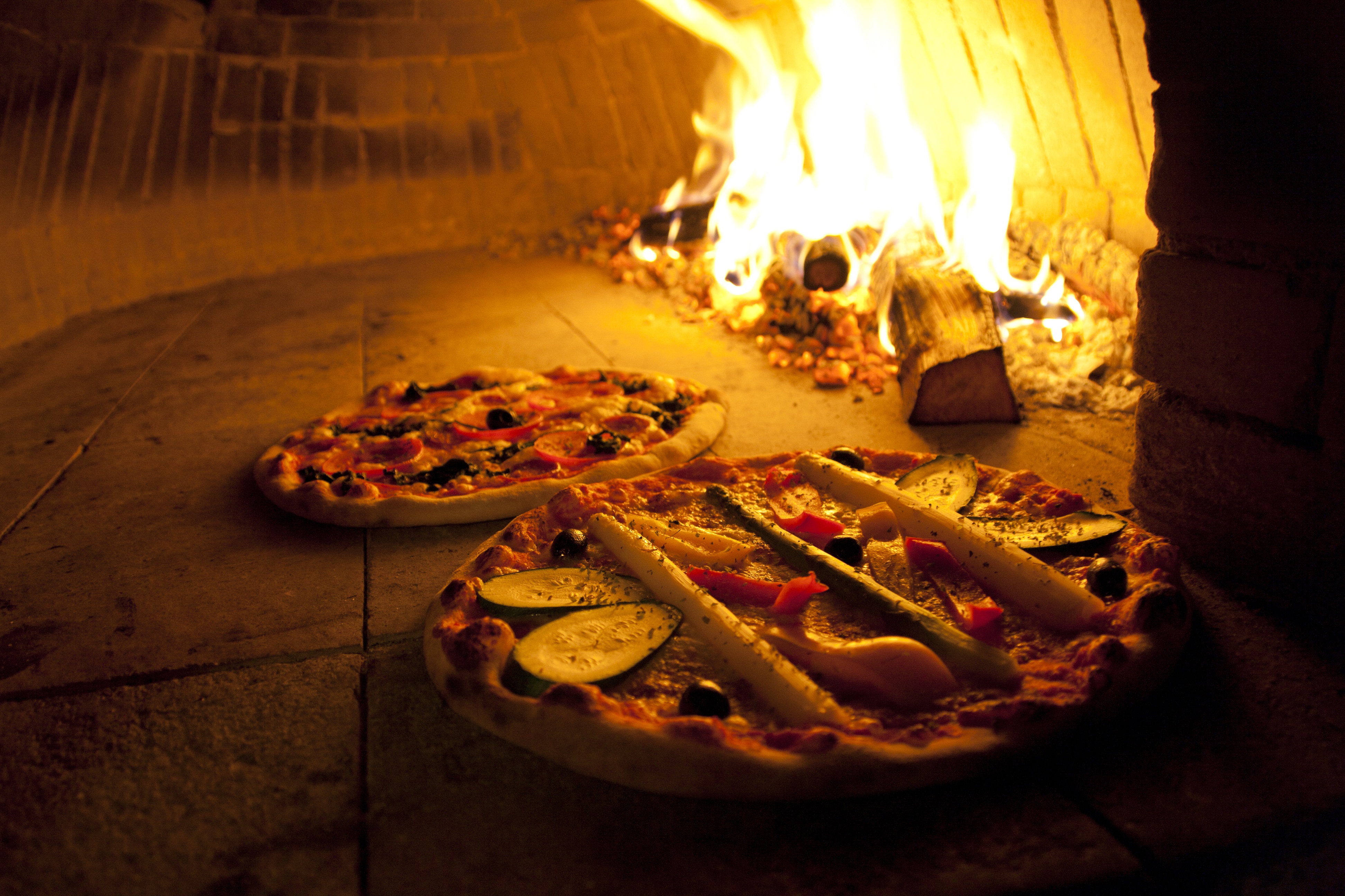 免费照片在篝火上烹制的披萨