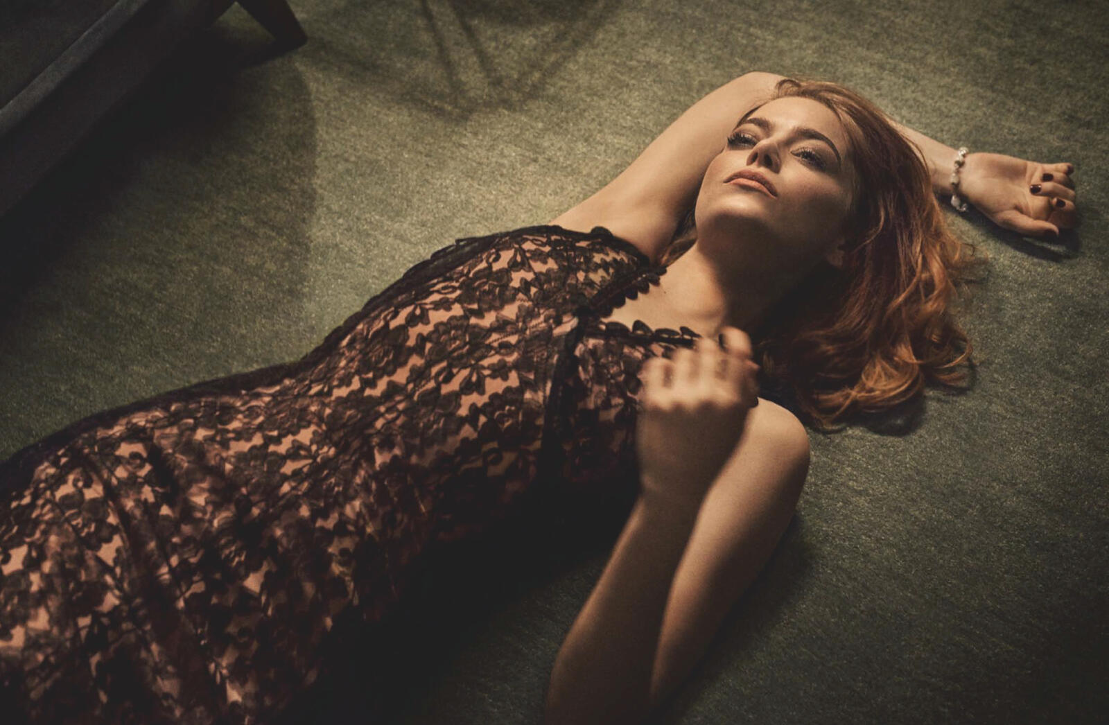 Бесплатное фото Эмма Стоун лежит на полу