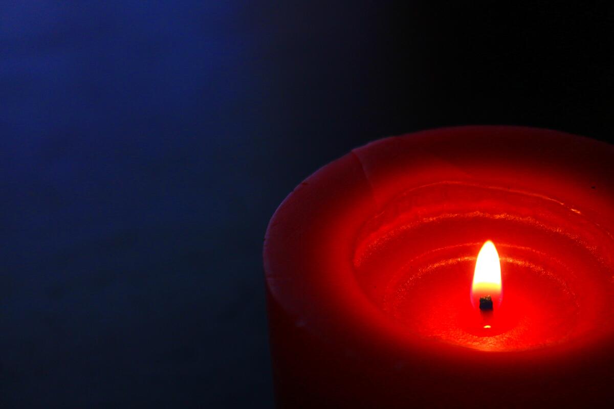 Красная ароматная свеча
