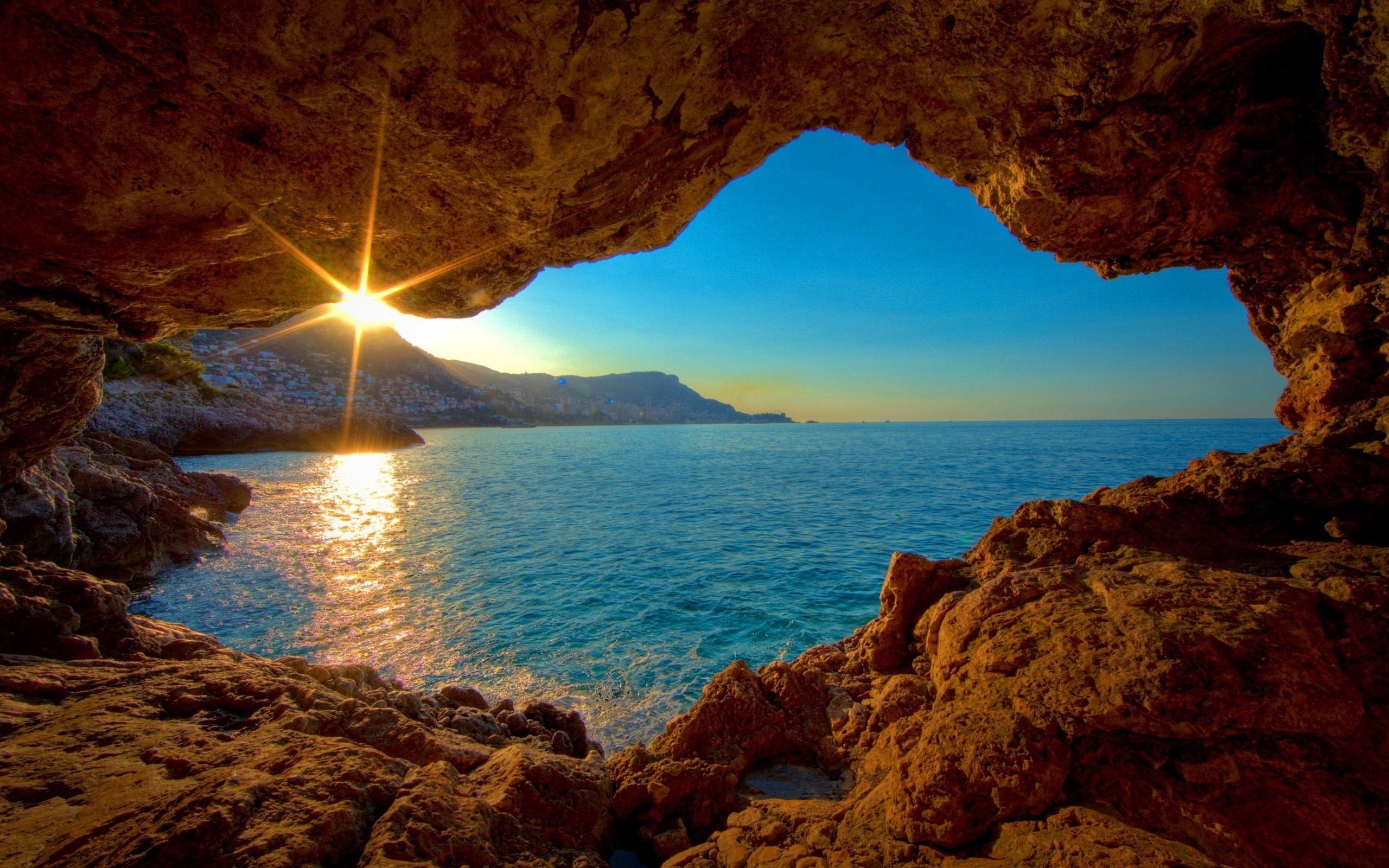 Пещера солнечным днем с видом на море