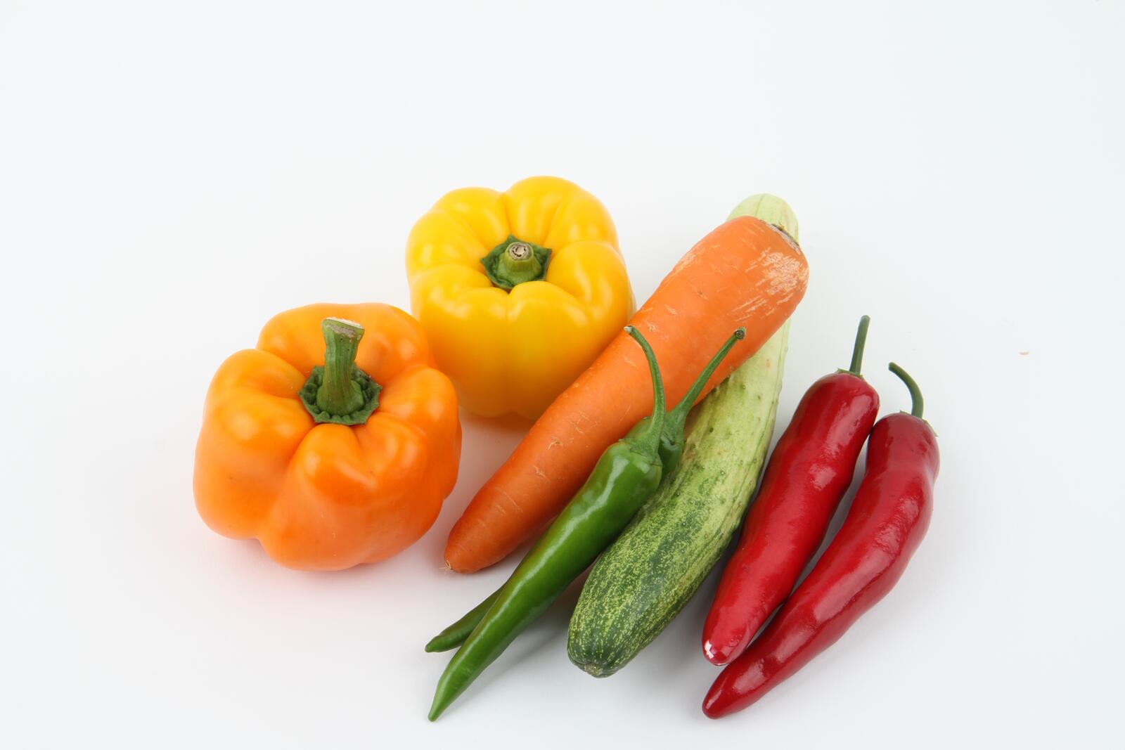 Бесплатное фото Свежие овощи на белом фоне