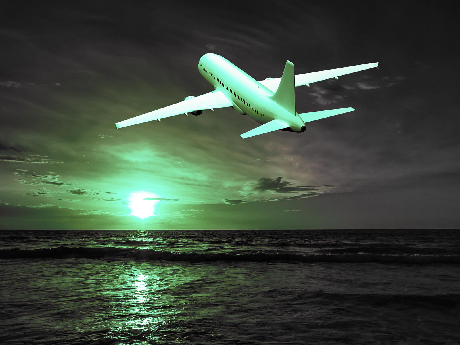 Бесплатное фото Самолет пролетающий над океаном освещенный лунными светом