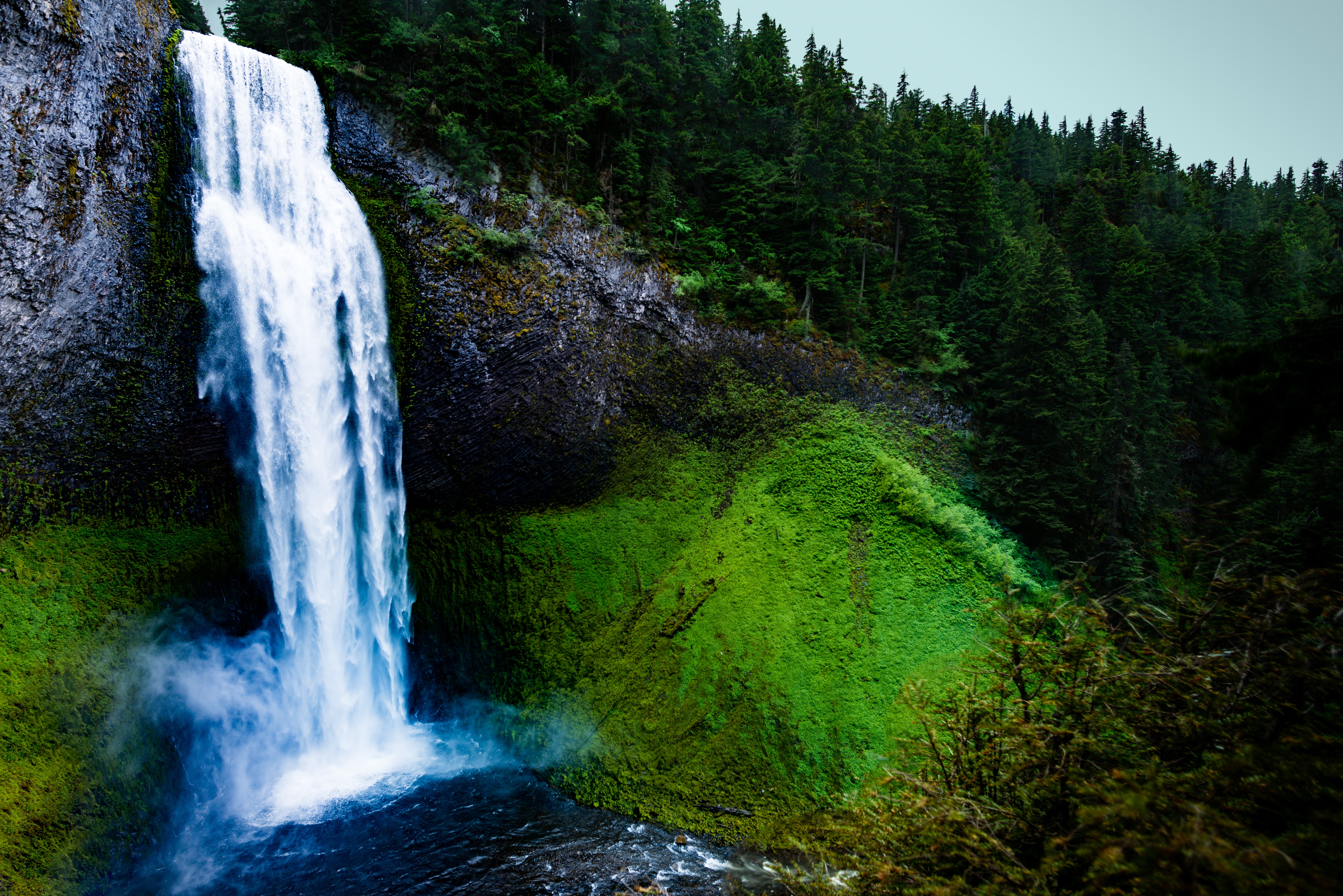 Большой водопад в дикой лесной местности