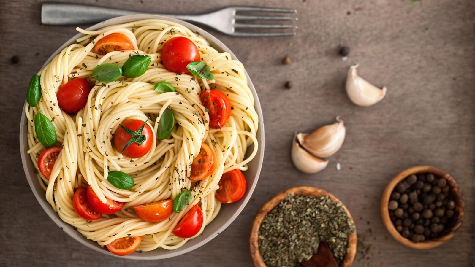 Free photo Cooked pasta with tomatoes
