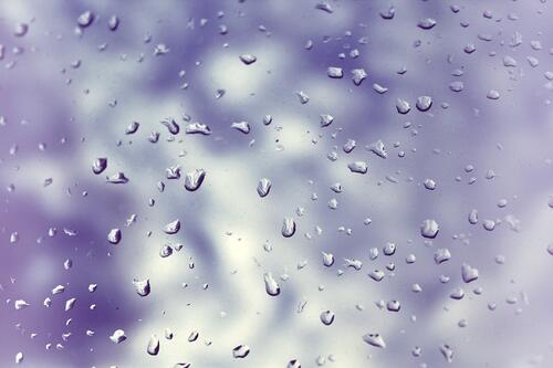 Капельки воды после дождя на стекле