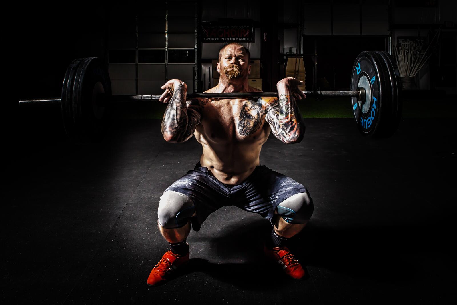 Free photo A bodybuilder lifts a barbell