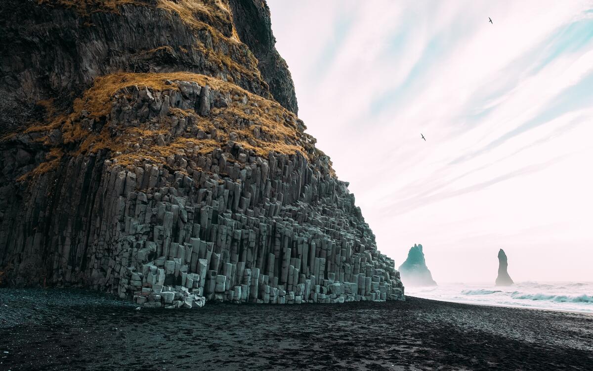 Необычная скала на берегу моря