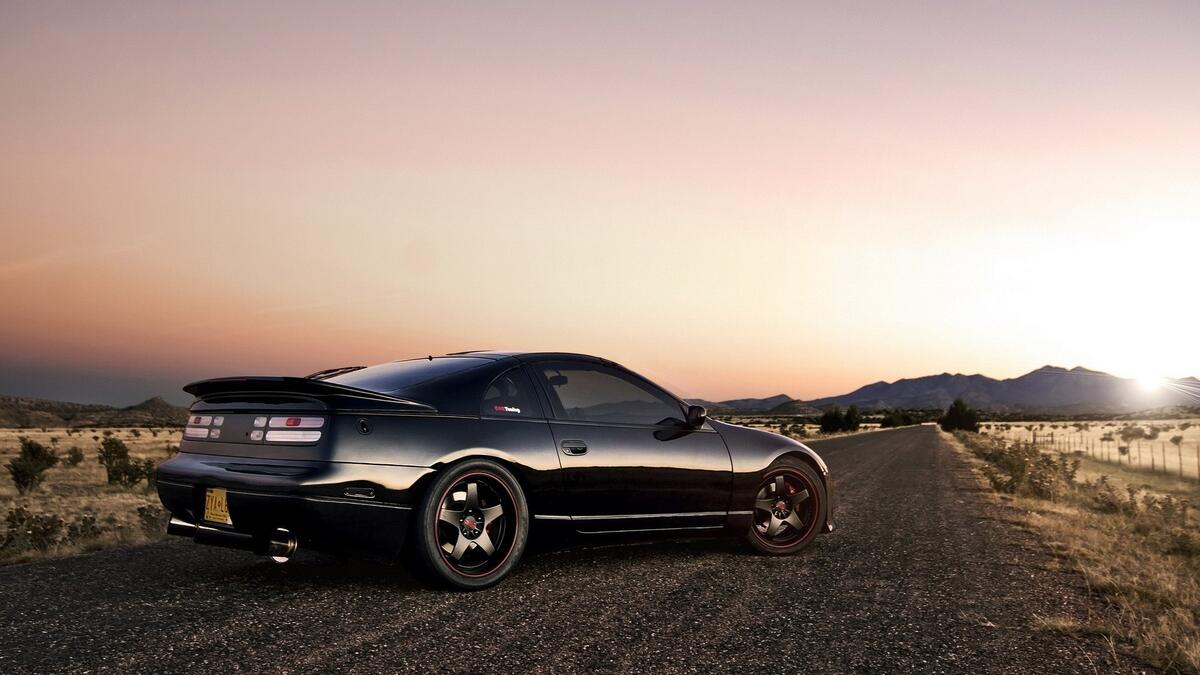 Черный Nissan 300zx на пустынной дороге