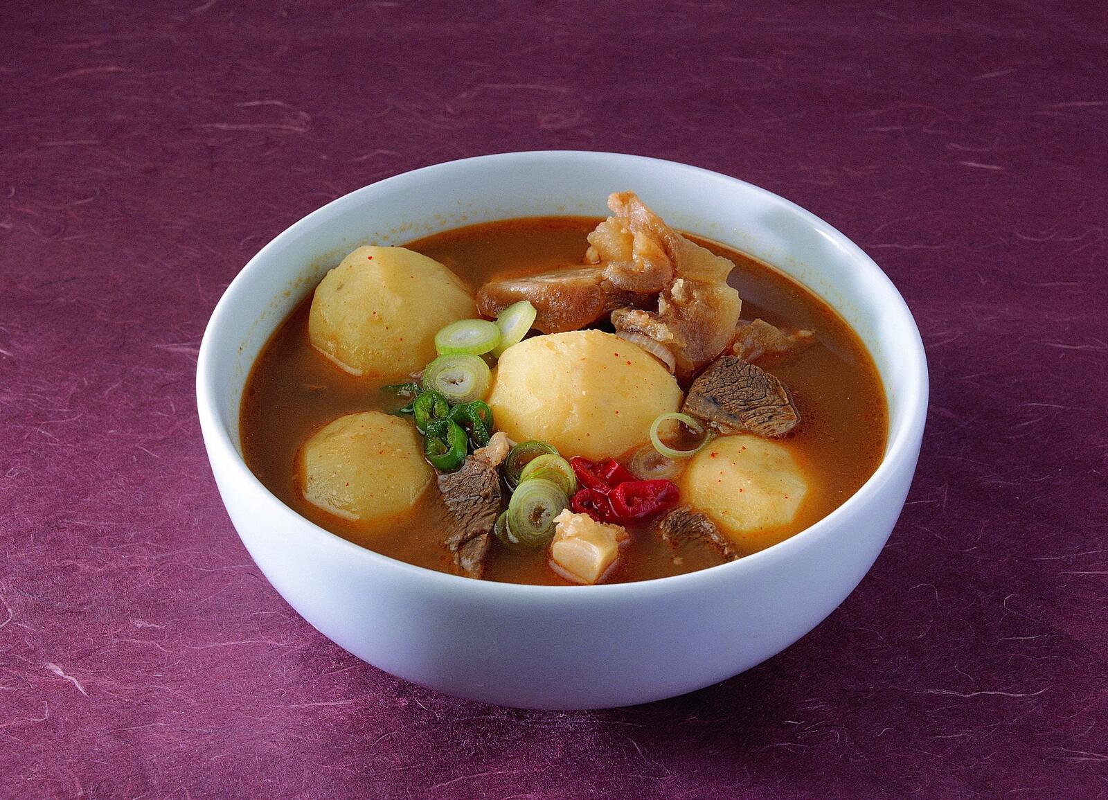 Бесплатное фото Мясной суп с картофелем