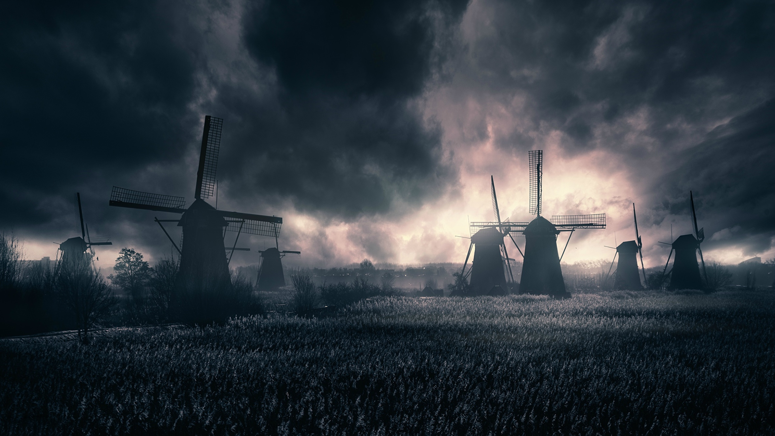 Бесплатное фото Ветряные мельницы в густых облаках