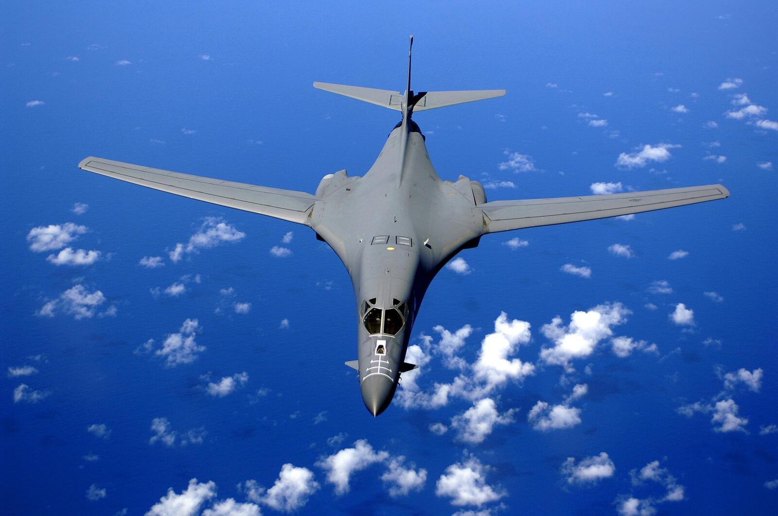 Бесплатное фото Бомбардировщик США в небе
