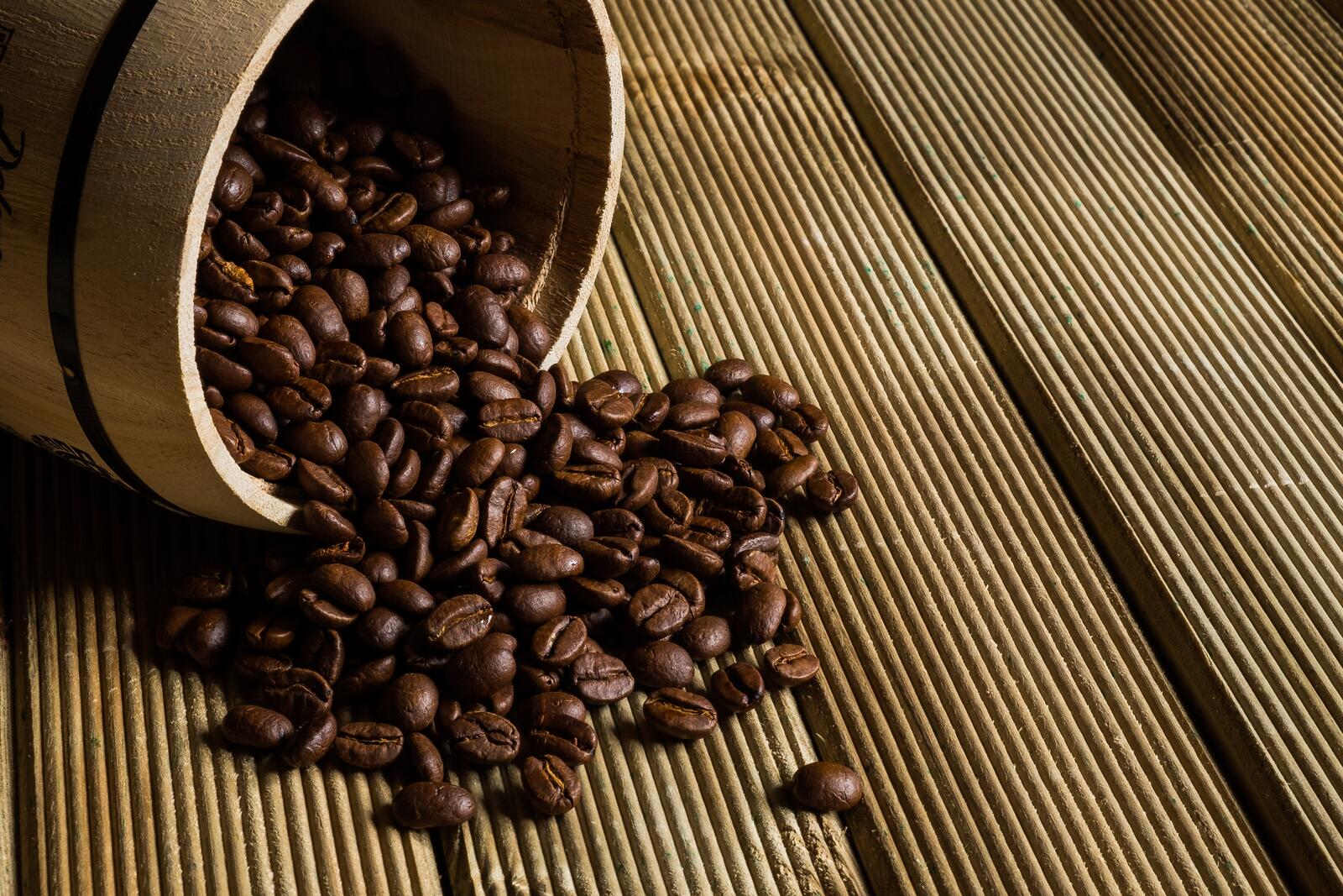 Free photo Coffee beans scattered across the table