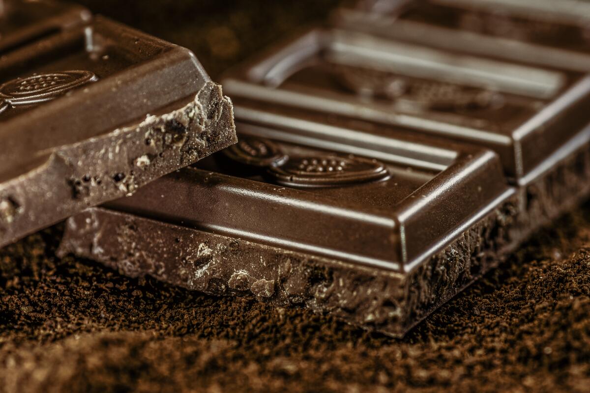 一张黑巧克力垫子的照片。