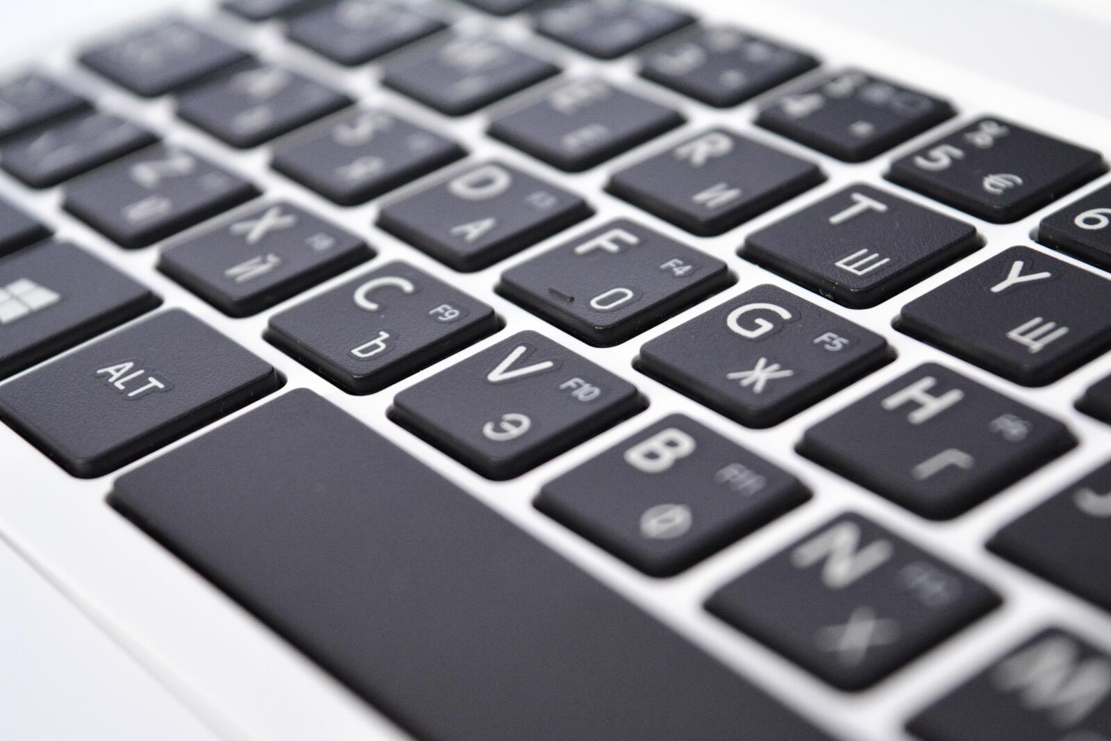 Бесплатное фото Черные кнопки клавиатуры на белом ноутбуке