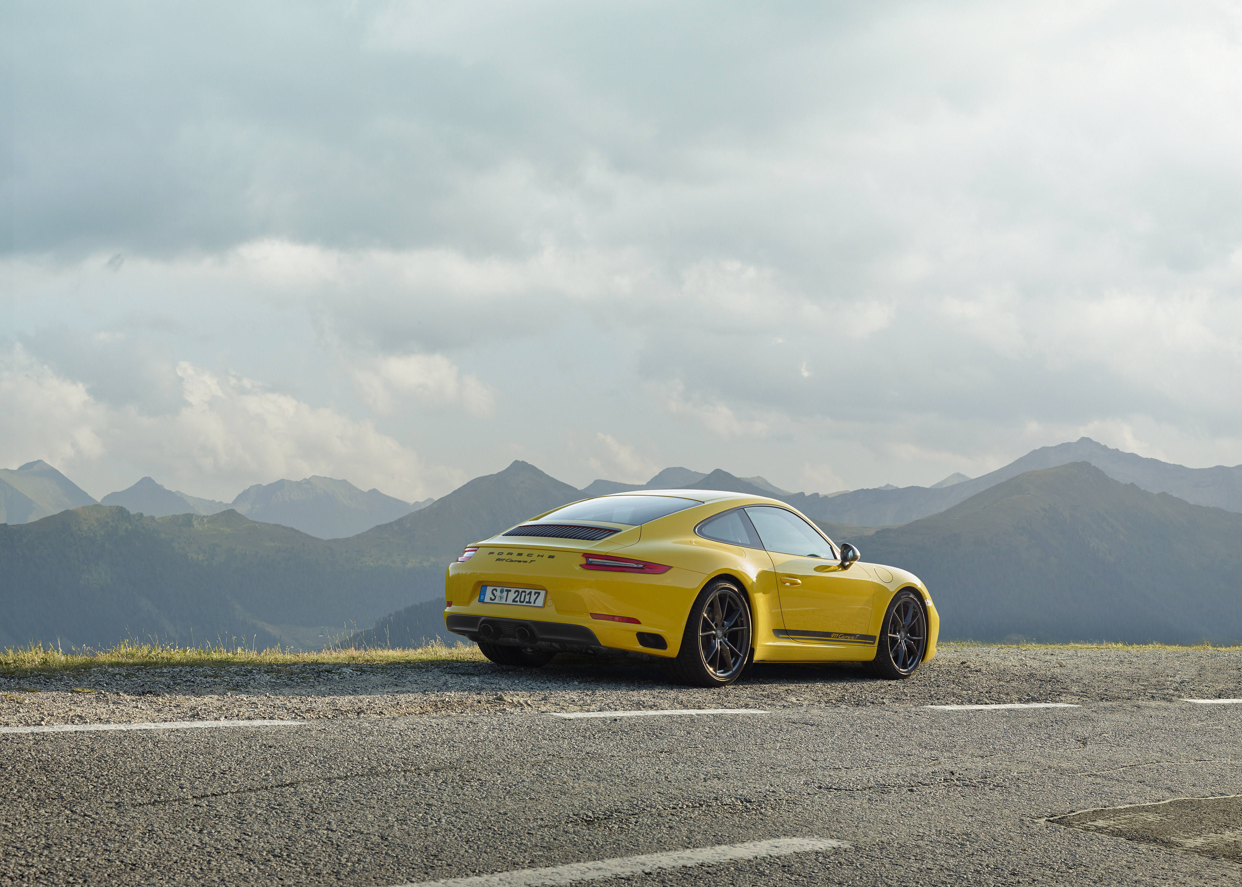 Бесплатное фото Желтый Porsche 911 стоит на обочине