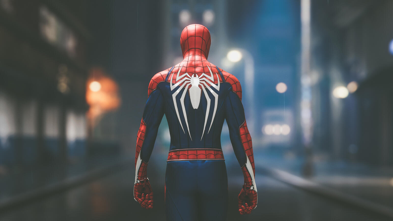 Человек паук стоит спиной