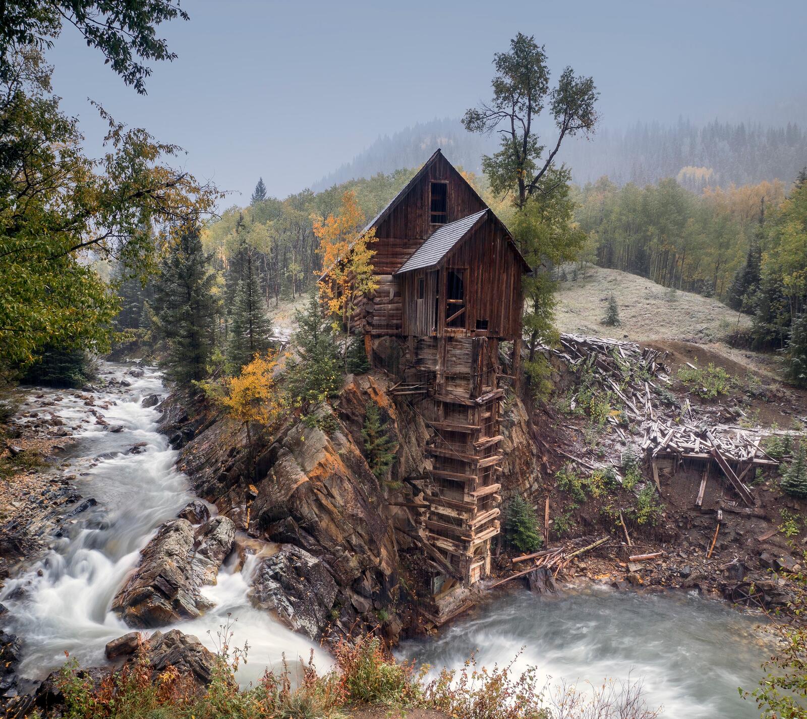 Бесплатное фото Деревянный домик построенный у реки
