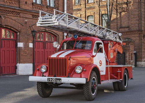 带梯子的GAZ-51型消防车