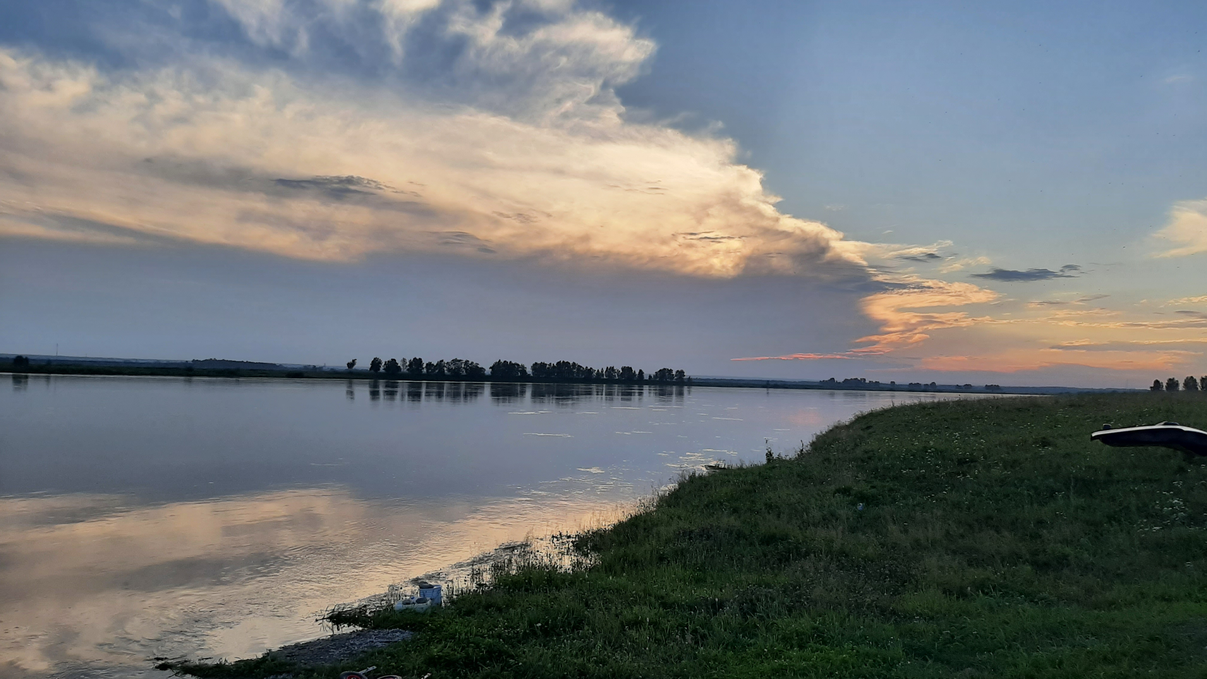 Бесплатное фото Травянистый берег на реке Лена