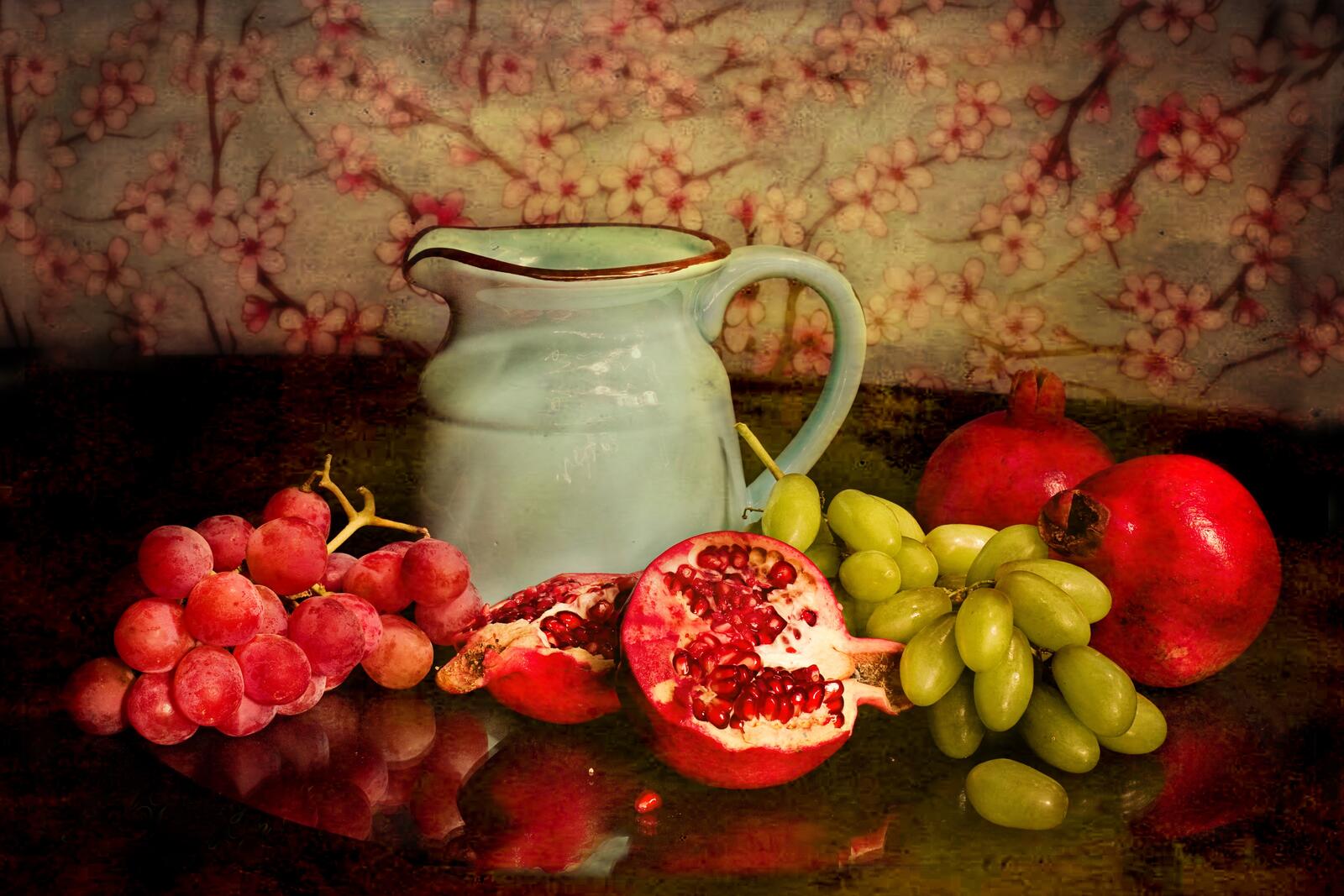 Бесплатное фото Ягодки винограда рядом с кувшином