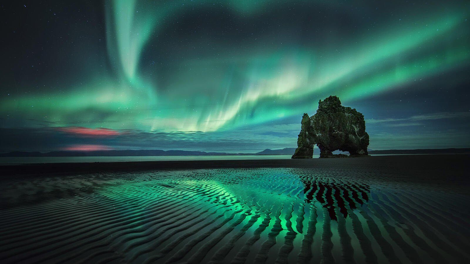 Бесплатное фото Очень красивое северное сияние с отражением в воде