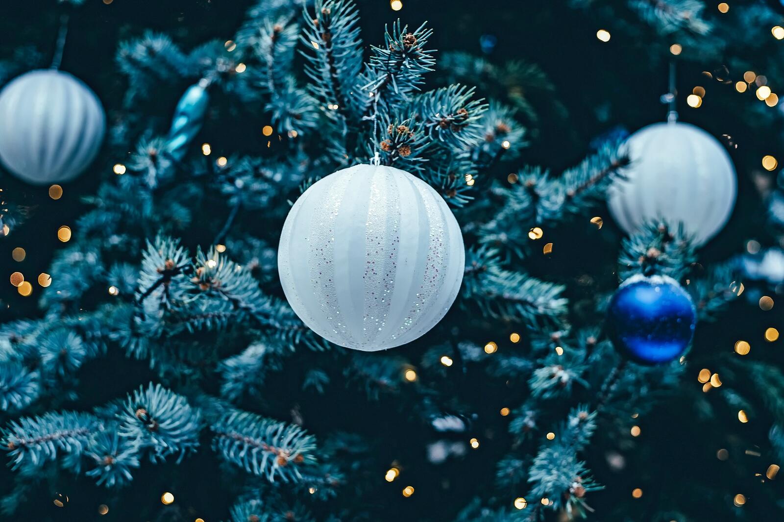 Free photo Christmas tree decoration with white balls