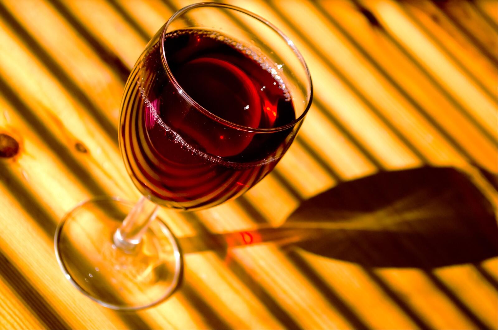 Бесплатное фото Красное вино в бокале