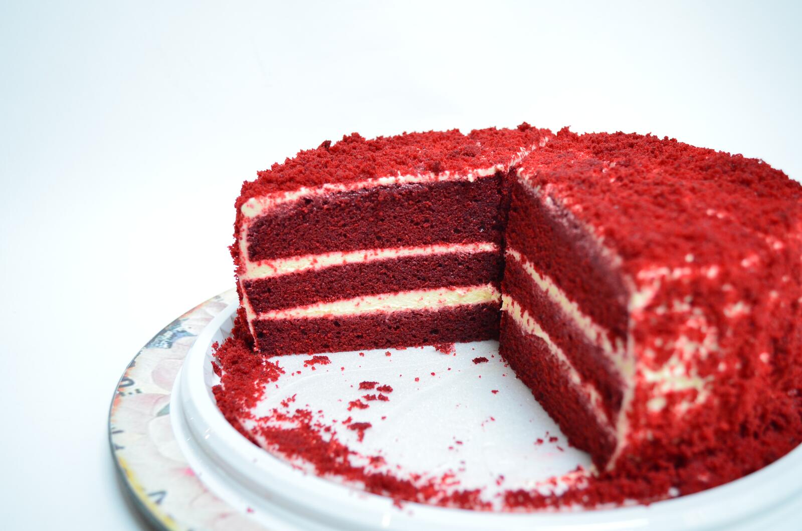 Вкусный торт красного цвета