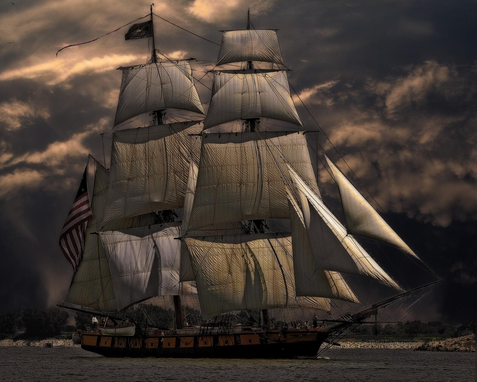 Бесплатное фото Большой парусный корабль на фоне пасмурного неба