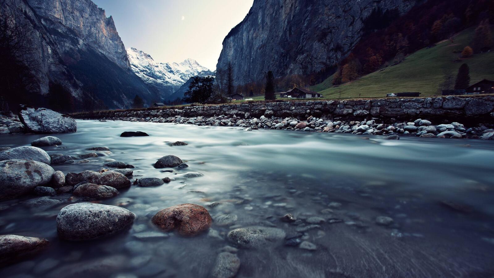 Free photo Transparent river with stones on the shore