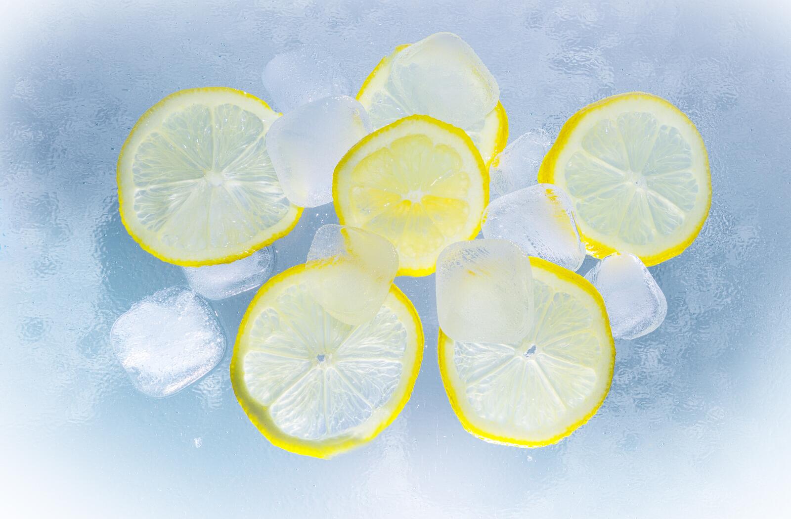 Бесплатное фото Дольки лимона со льдом