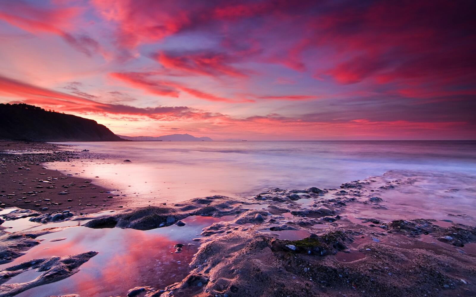Бесплатное фото Морской закат солнца на скалистом берегу