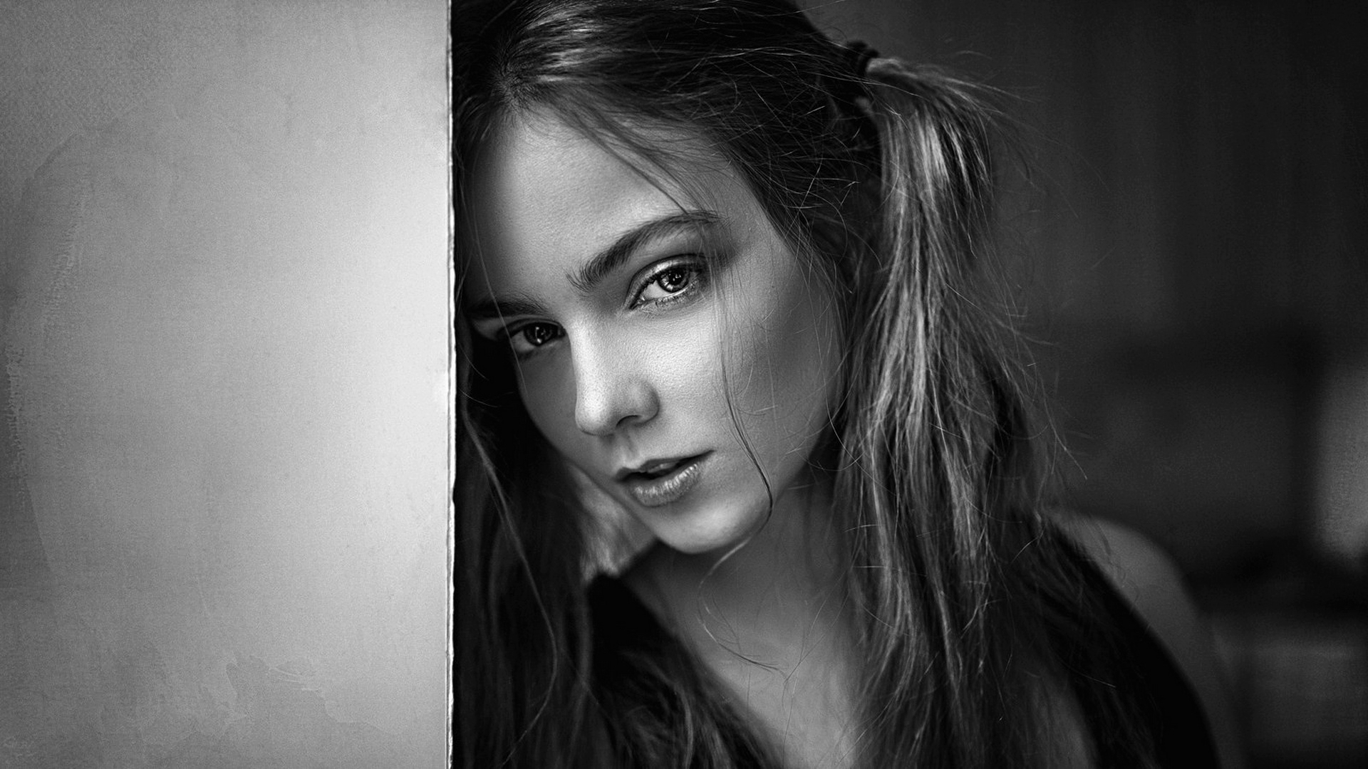 Бесплатное фото Черно-белый портрет модели Марии Козловской