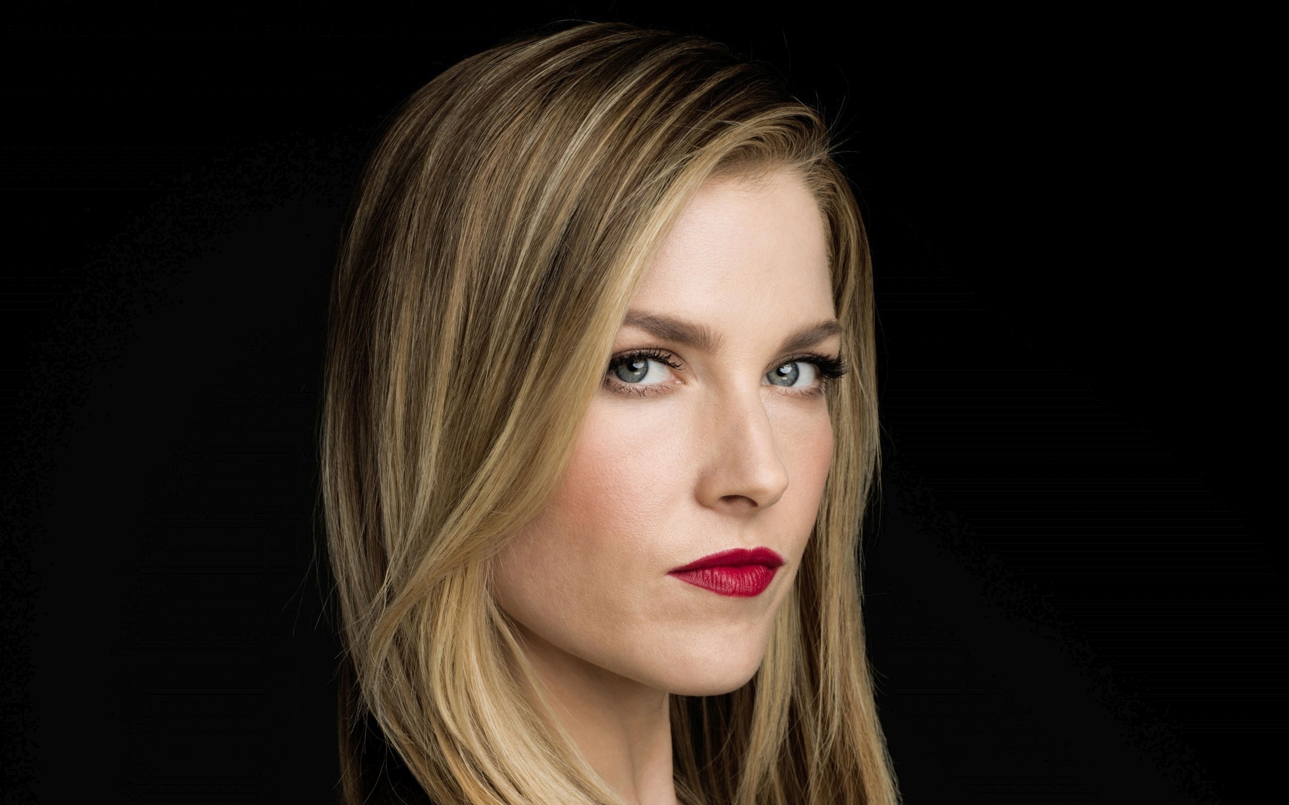Ali Larter with red lipstick on her lips.