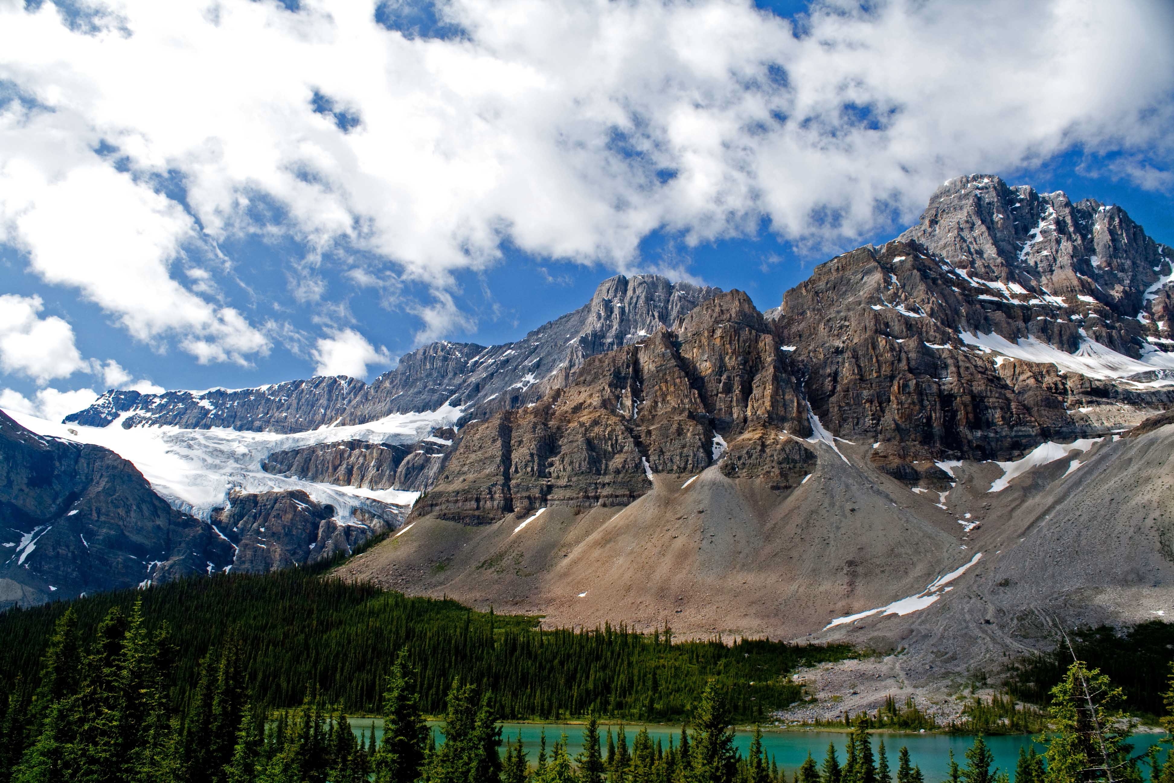 Бесплатное фото Озеро в горах в провинции Канады