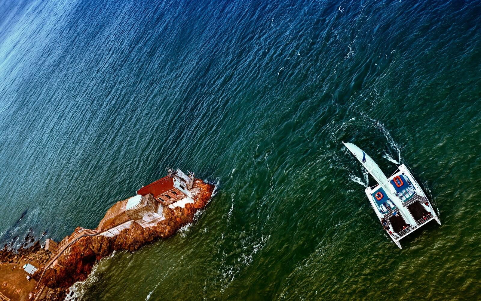 Бесплатное фото Лодка с парусом у побережья моря