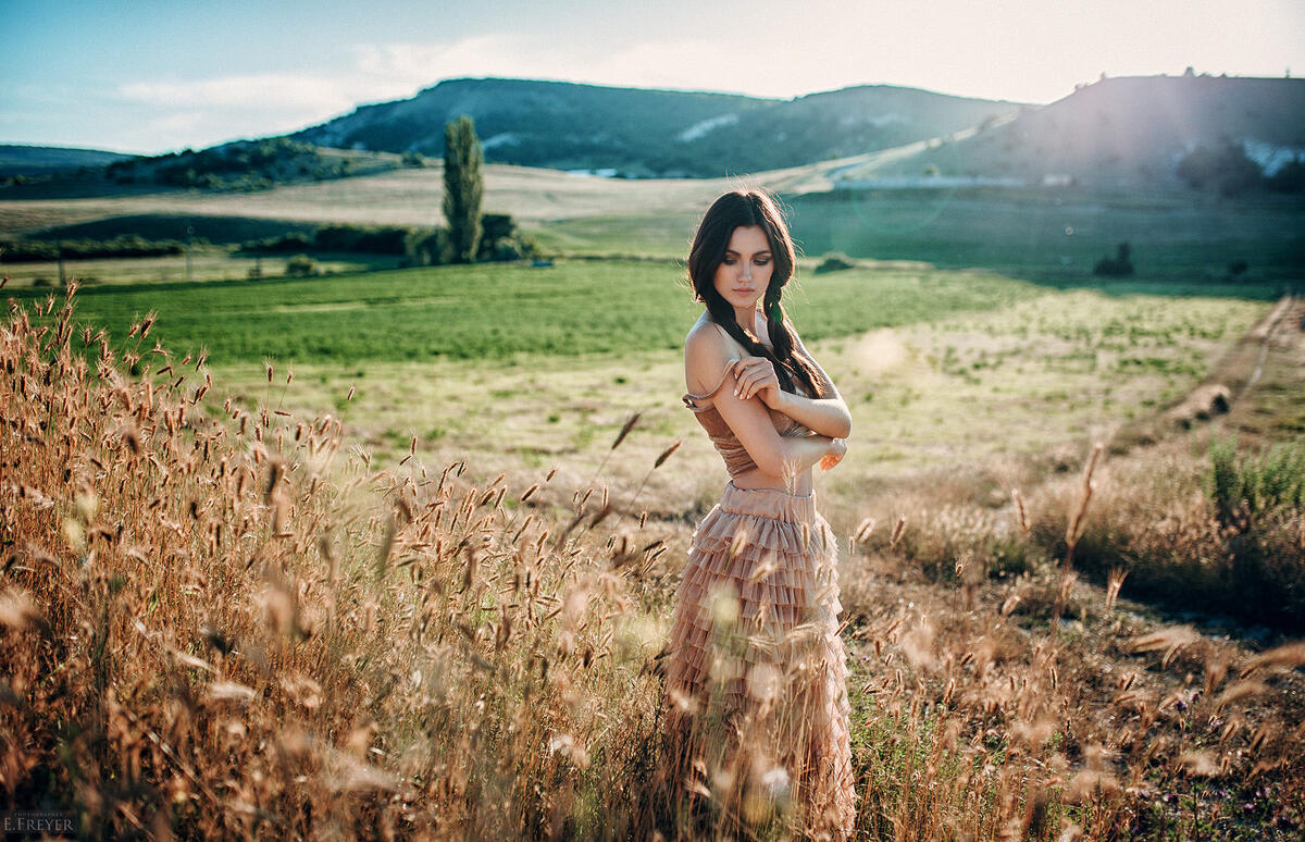 Деревенская девушка в поле с пшеницей