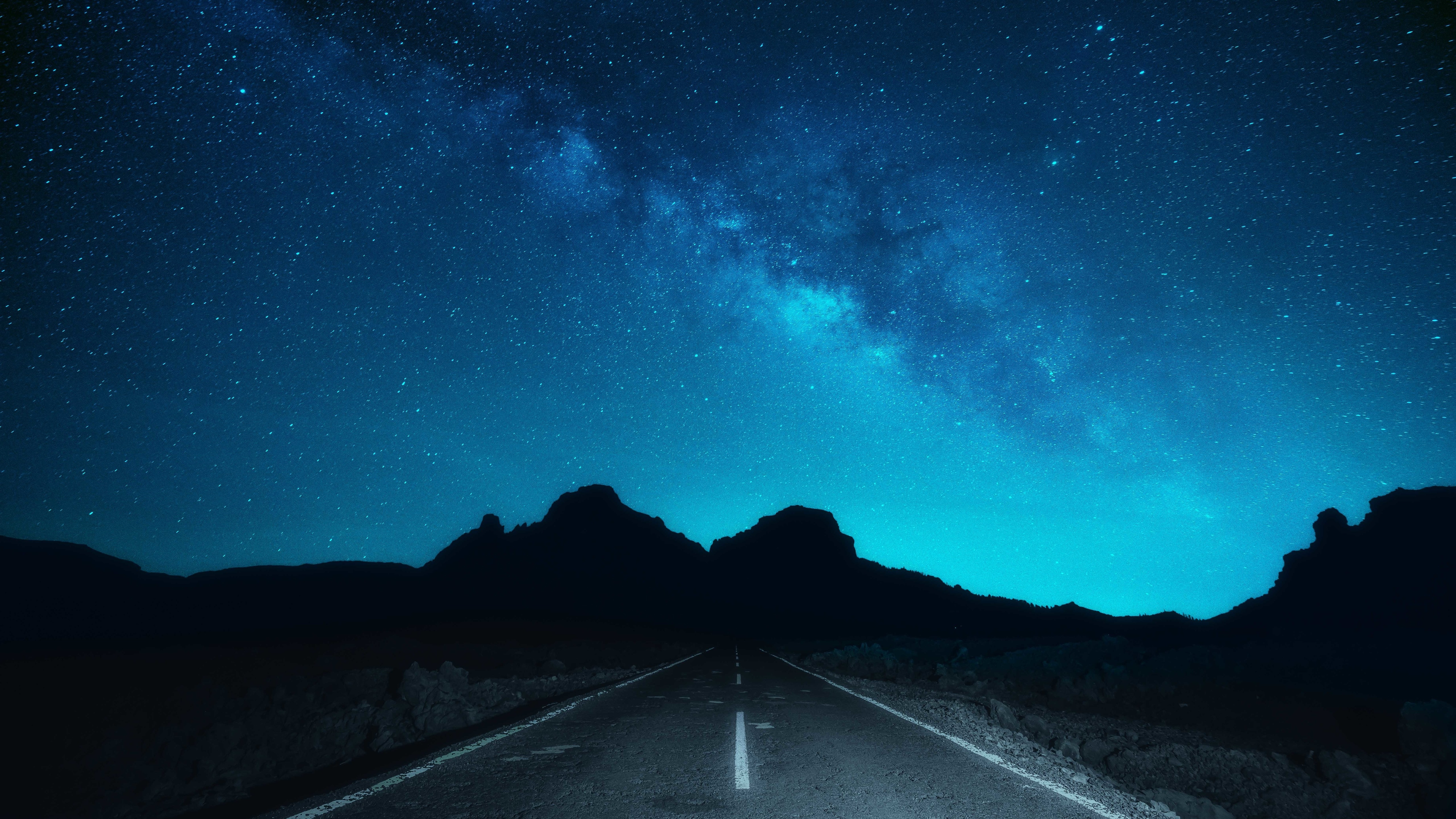 Ночное небо в звездах с хорошо видным млечным путем · бесплатная фотография