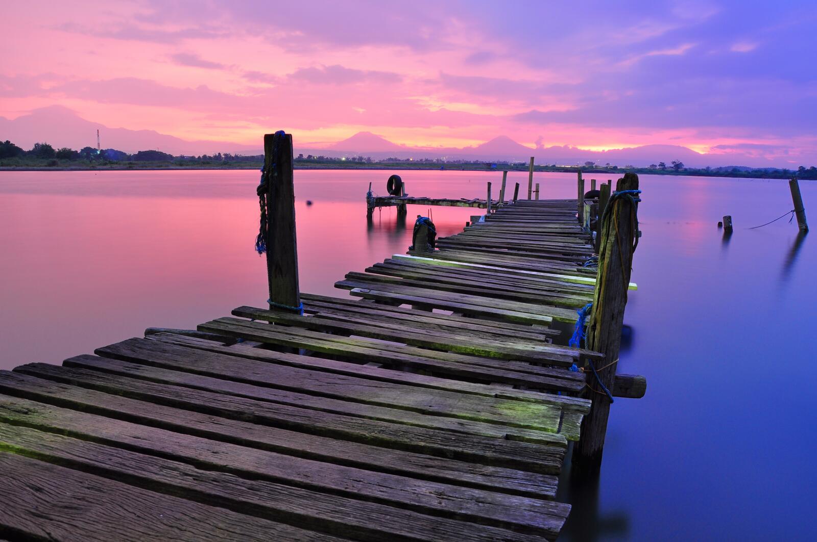 Free photo The old wooden pier at the dawn of day