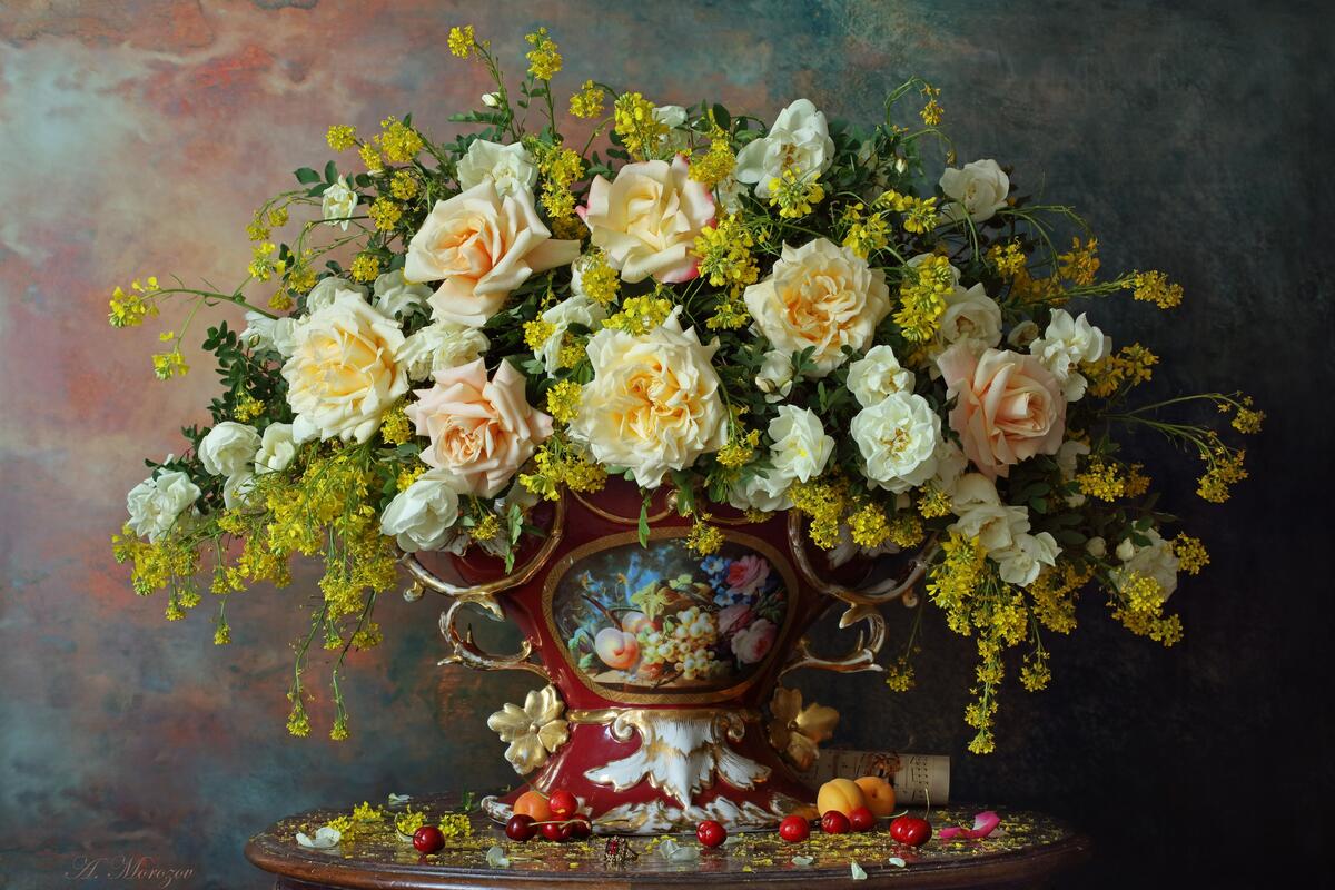 Старинная ваза с красивым букетом белых роз