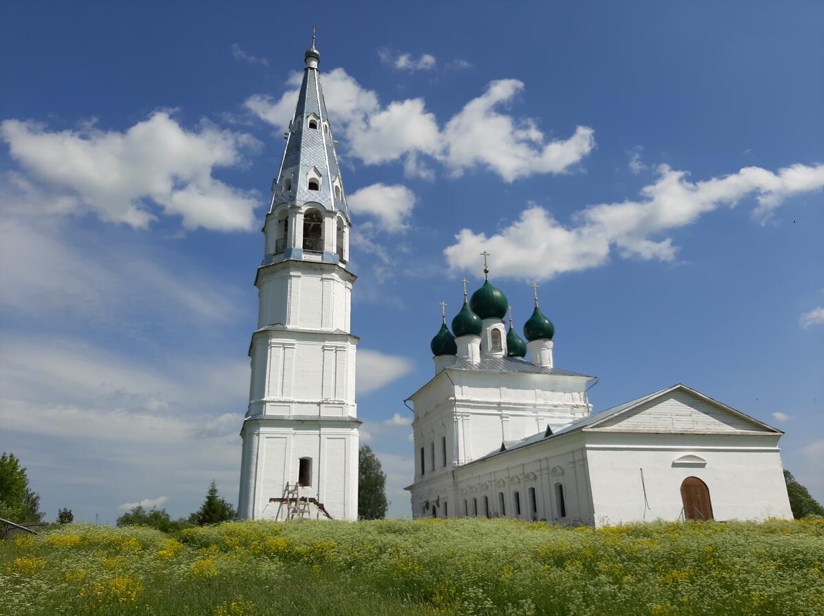 Храм православный с колоколом